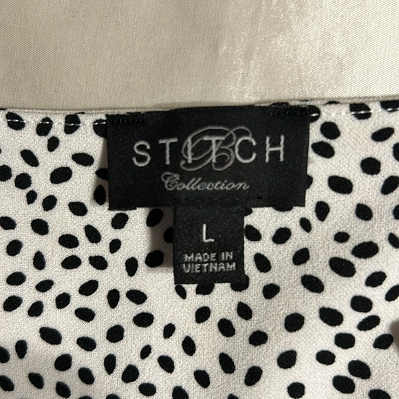 Women’s sleeveless blouse. Size Large. White with black teardrop/polka dots. - Picture 4 of 5